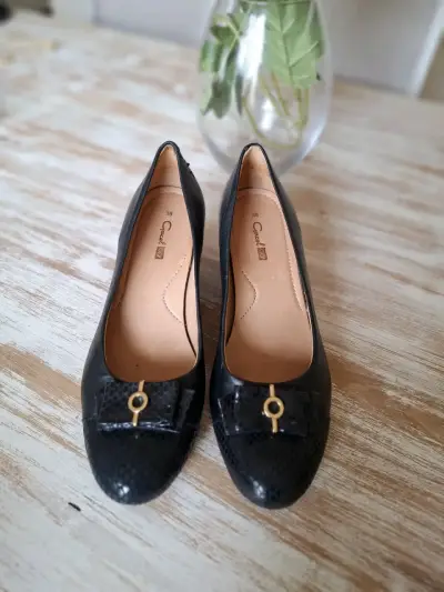 Zapatos de tacón medio negrocon detalle dorado - miniatura 1