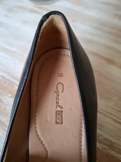 Zapatos de tacón medio negrocon detalle dorado - miniatura 5