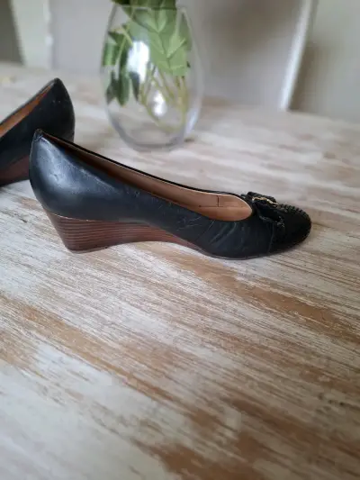 Zapatos de tacón medio negrocon detalle dorado - miniatura 6