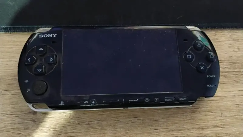Consola portátil Sony PSP 3010 en buen estado - 1