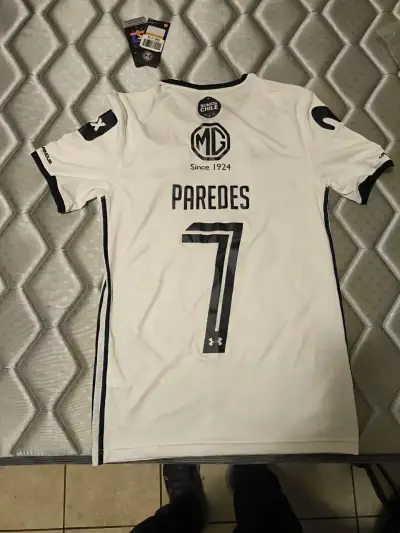 Camiseta de fútbol Colo-Colo Paredes 7 firmada - miniatura 1