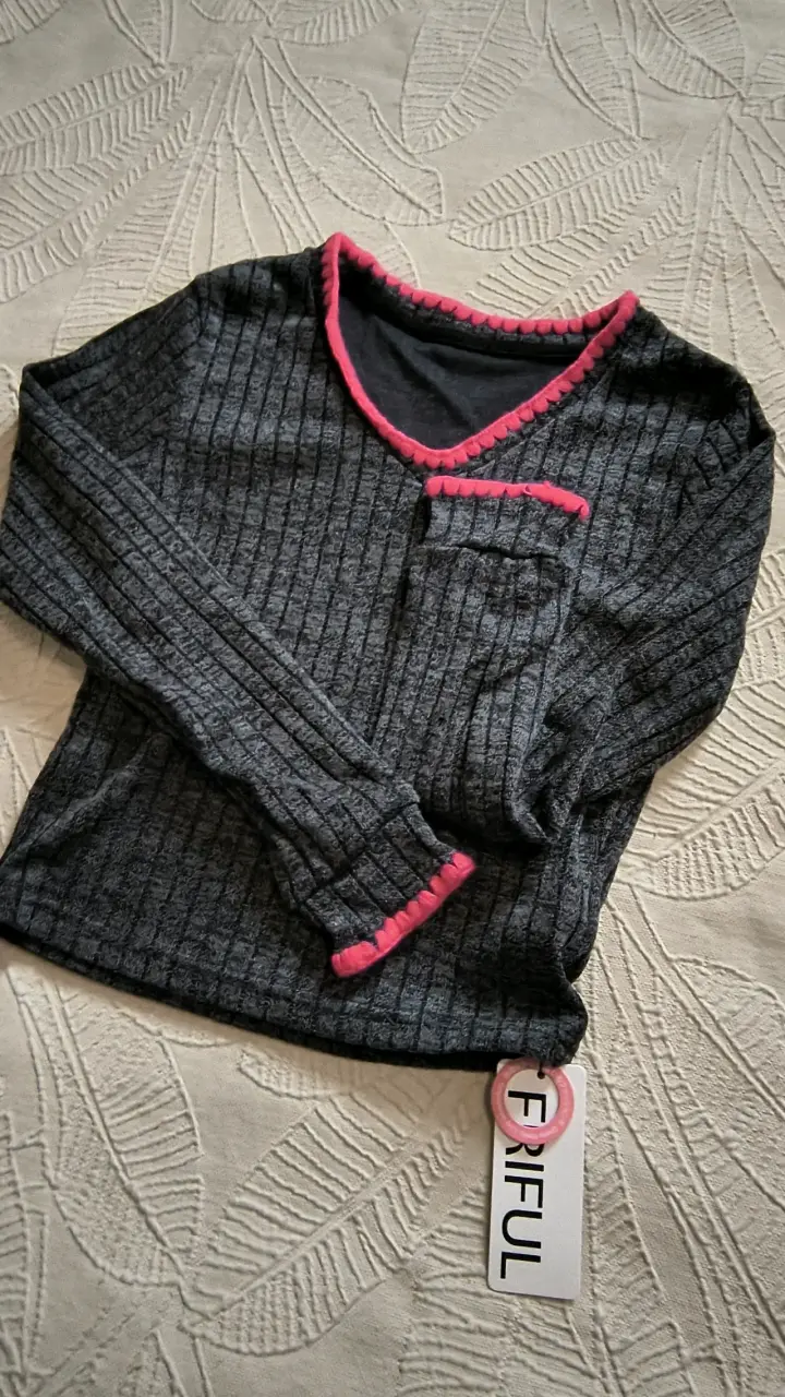 Polera manga larga gris con detalles rosados Friful