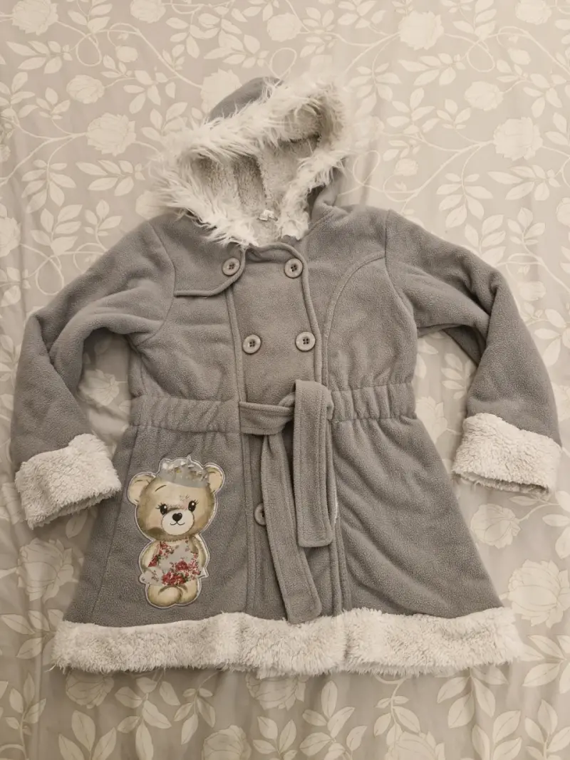 Abrigo de niña gris con capucha y diseño de oso - 1
