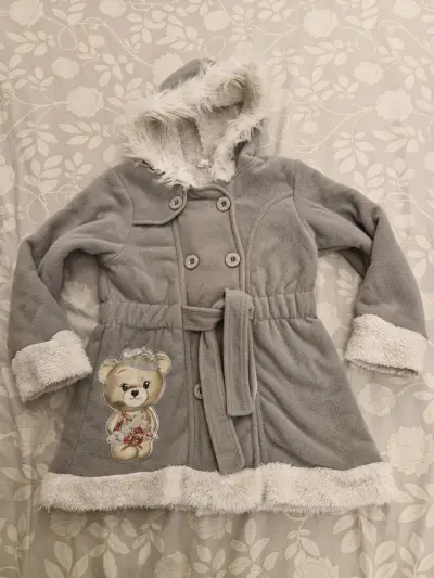 Abrigo de niña gris con capucha y diseño de oso - miniatura 1