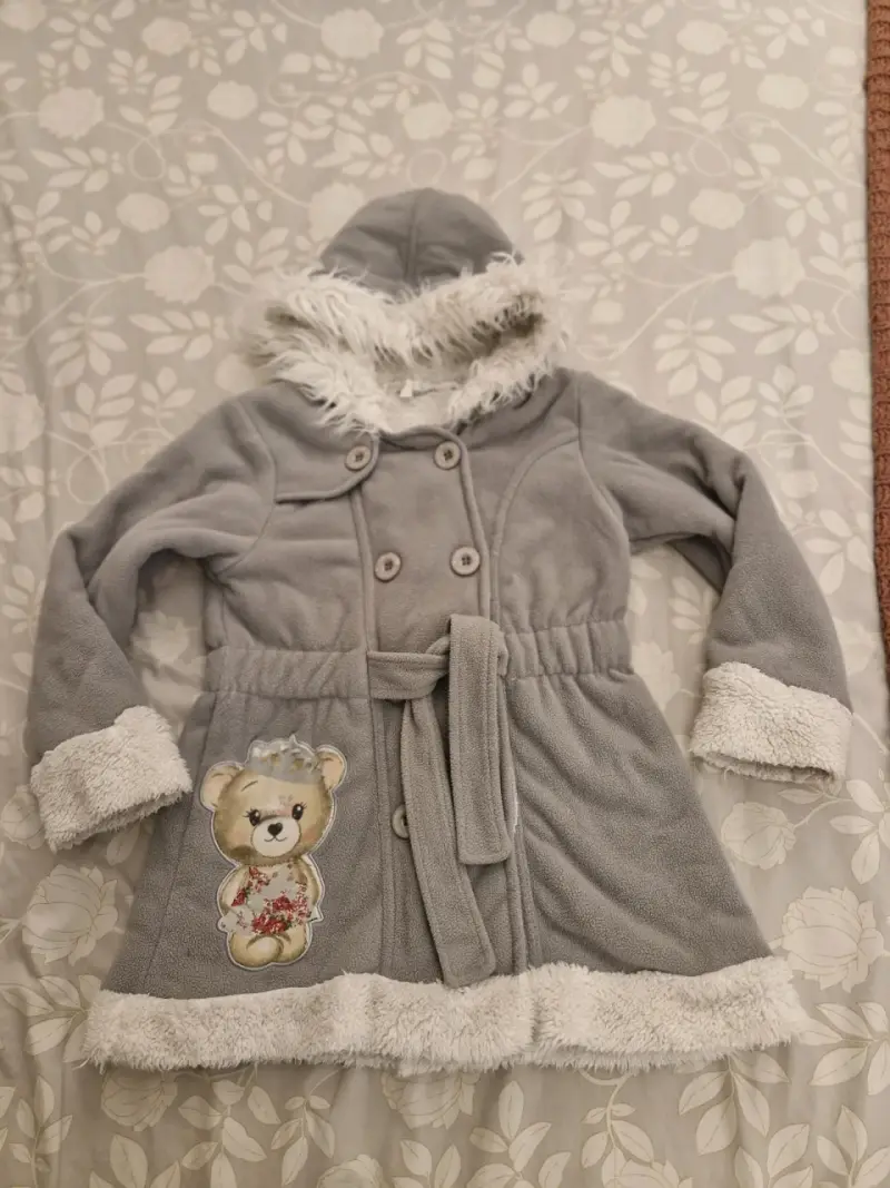 Abrigo de niña gris con capucha y diseño de oso - 3