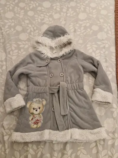 Abrigo de niña gris con capucha y diseño de oso - miniatura 3