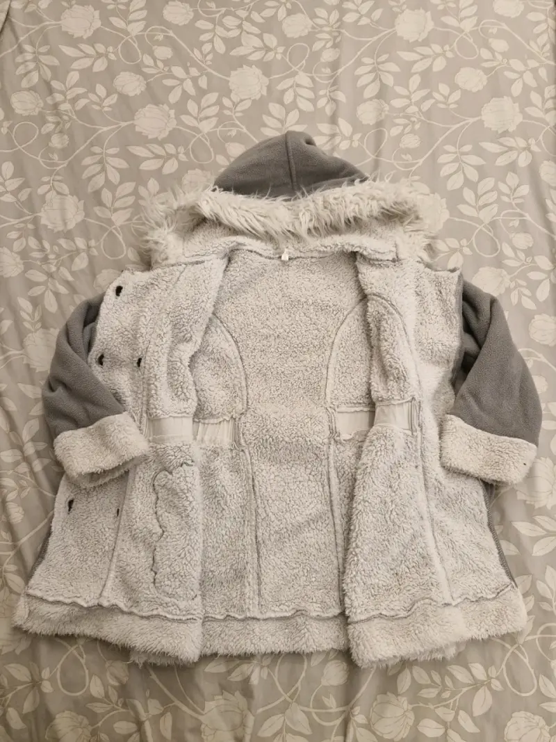 Abrigo de niña gris con capucha y diseño de oso - 4