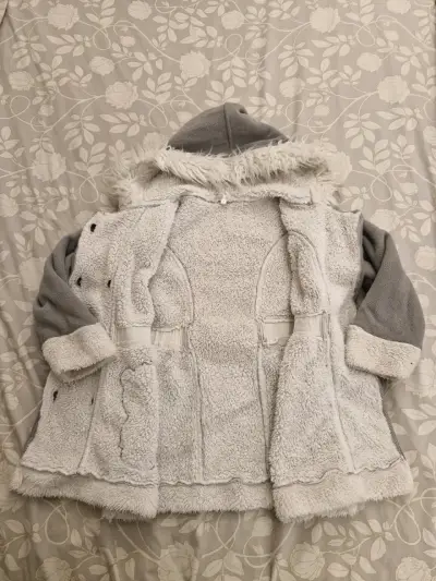 Abrigo de niña gris con capucha y diseño de oso - miniatura 4