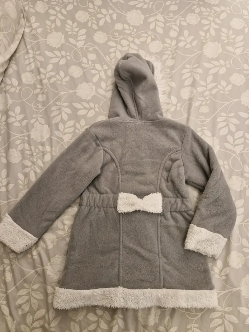Abrigo de niña gris con capucha y diseño de oso - 5