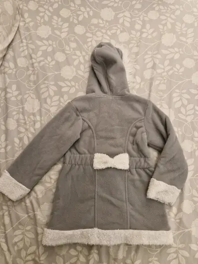 Abrigo de niña gris con capucha y diseño de oso - miniatura 5