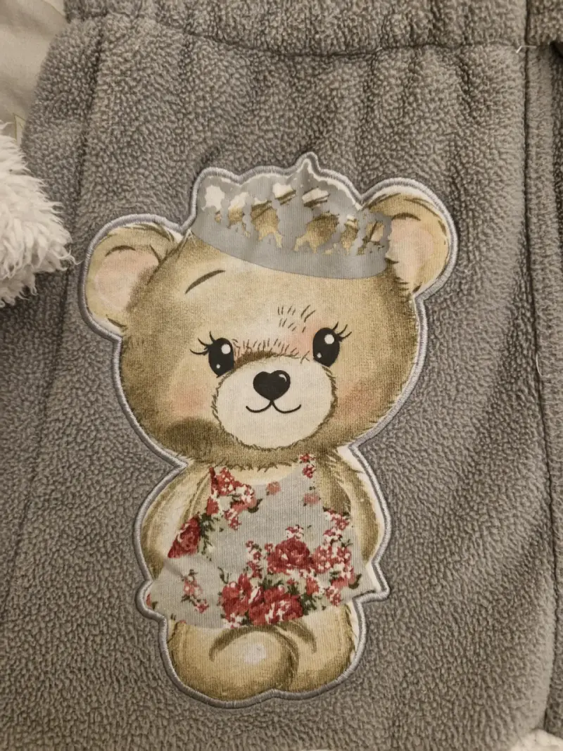 Abrigo de niña gris con capucha y diseño de oso - 6
