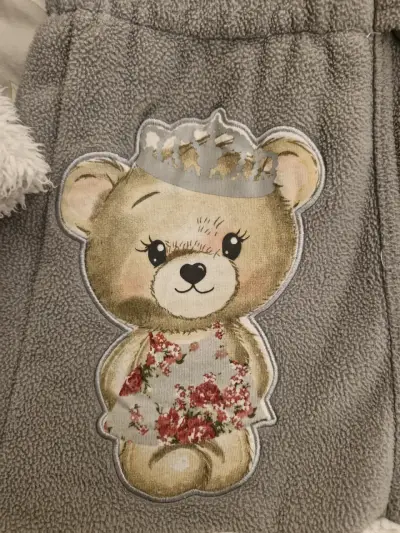 Abrigo de niña gris con capucha y diseño de oso - miniatura 6