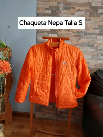 Chaqueta de invierno con capucha y botones - miniatura 2