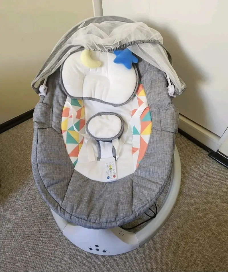 Hamaca para bebé con vibración y juguetes