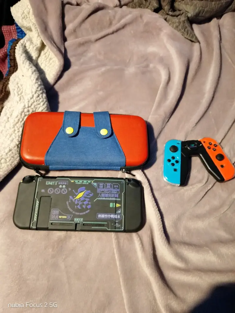 Consola portátil con estuche y controles Joy-Con - 1
