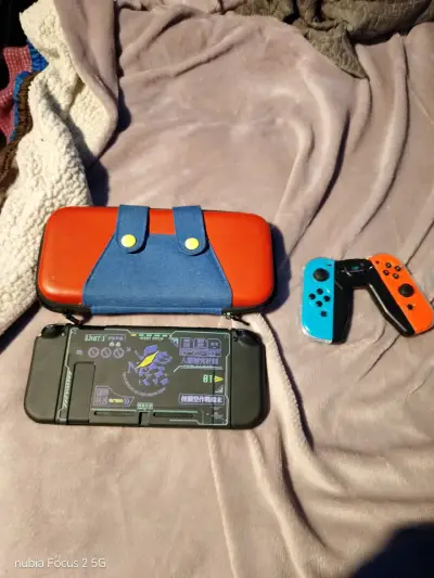 Consola portátil con estuche y controles Joy-Con - miniatura 1