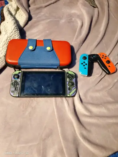Consola portátil con estuche y controles Joy-Con - miniatura 2
