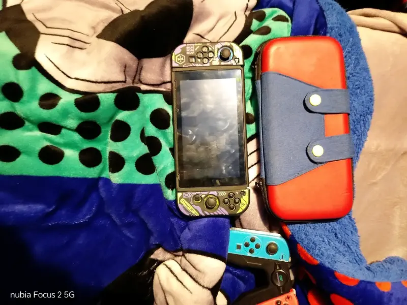 Consola portátil con estuche y controles Joy-Con - 3