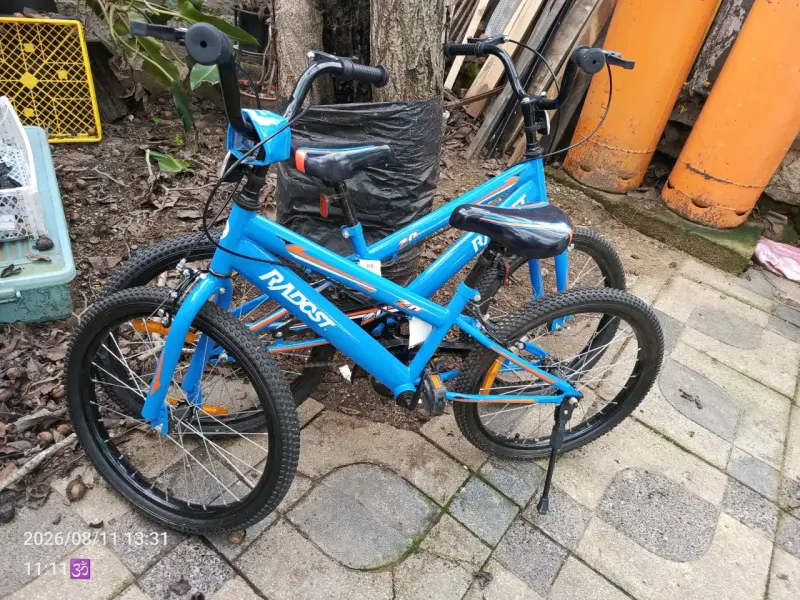 Bicicleta infantil azul Radost con diseño deportivo - 3
