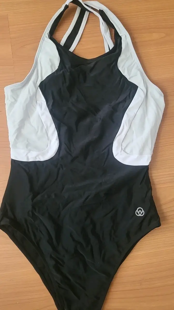 Traje de baño deportivo blanco y negro - 1
