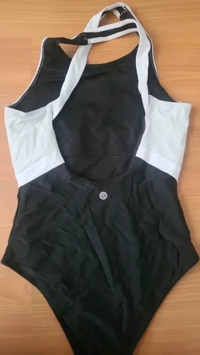 Traje de baño deportivo blanco y negro - miniatura 2