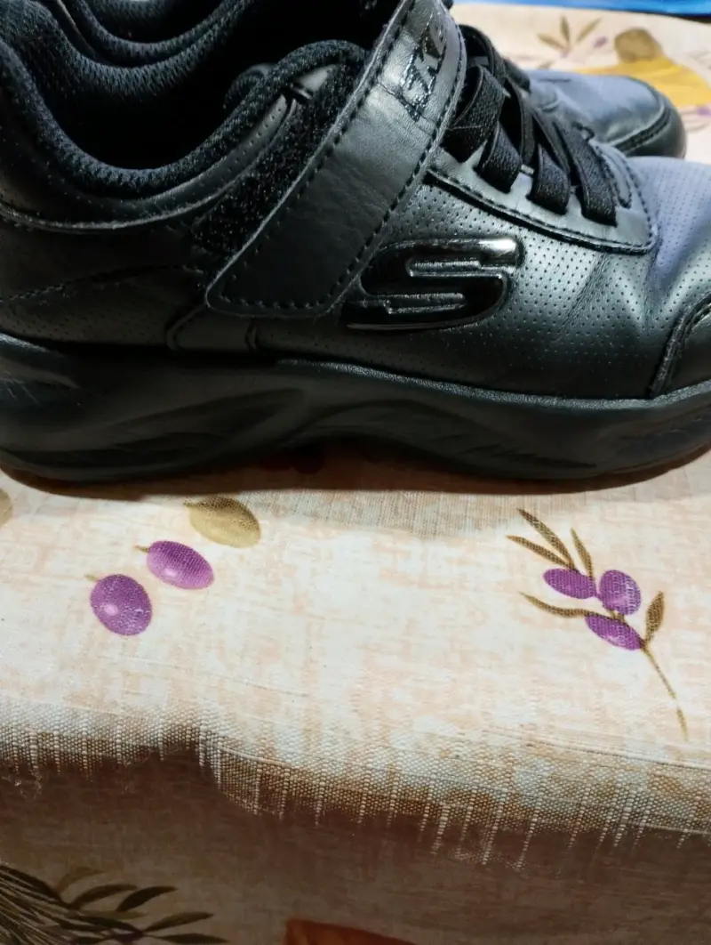 Zapatillas negras para niña Skechers con velcro - 2