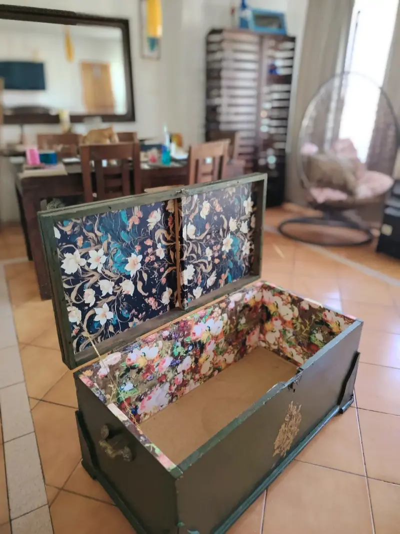 Baúl de madera decorativo con interior floral - 2