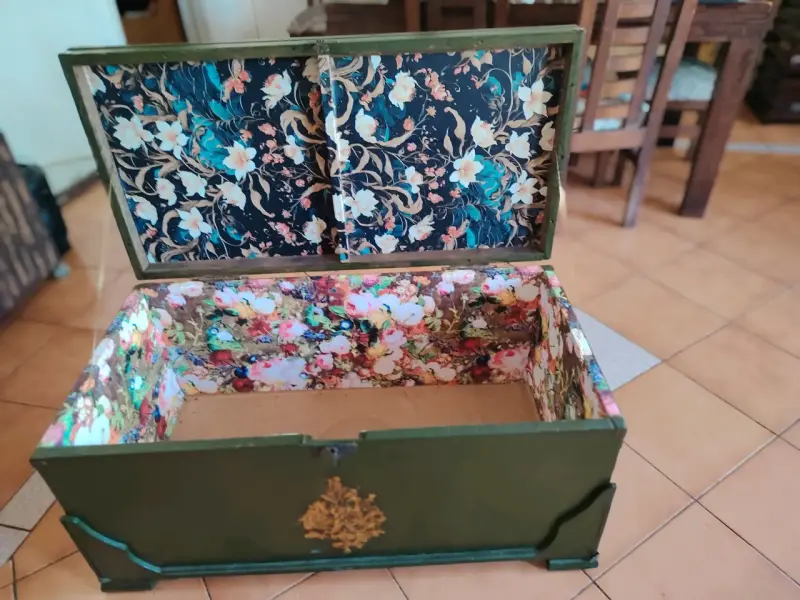 Baúl de madera decorativo con interior floral - 3