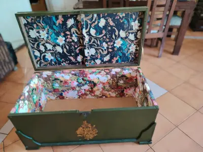 Baúl de madera decorativo con interior floral - miniatura 3