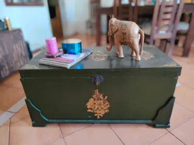 Baúl de madera decorativo con interior floral - miniatura 4