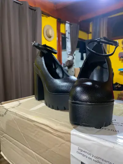 Zapatos de Tacón Alto  con Correa estilo gotico - miniatura 1