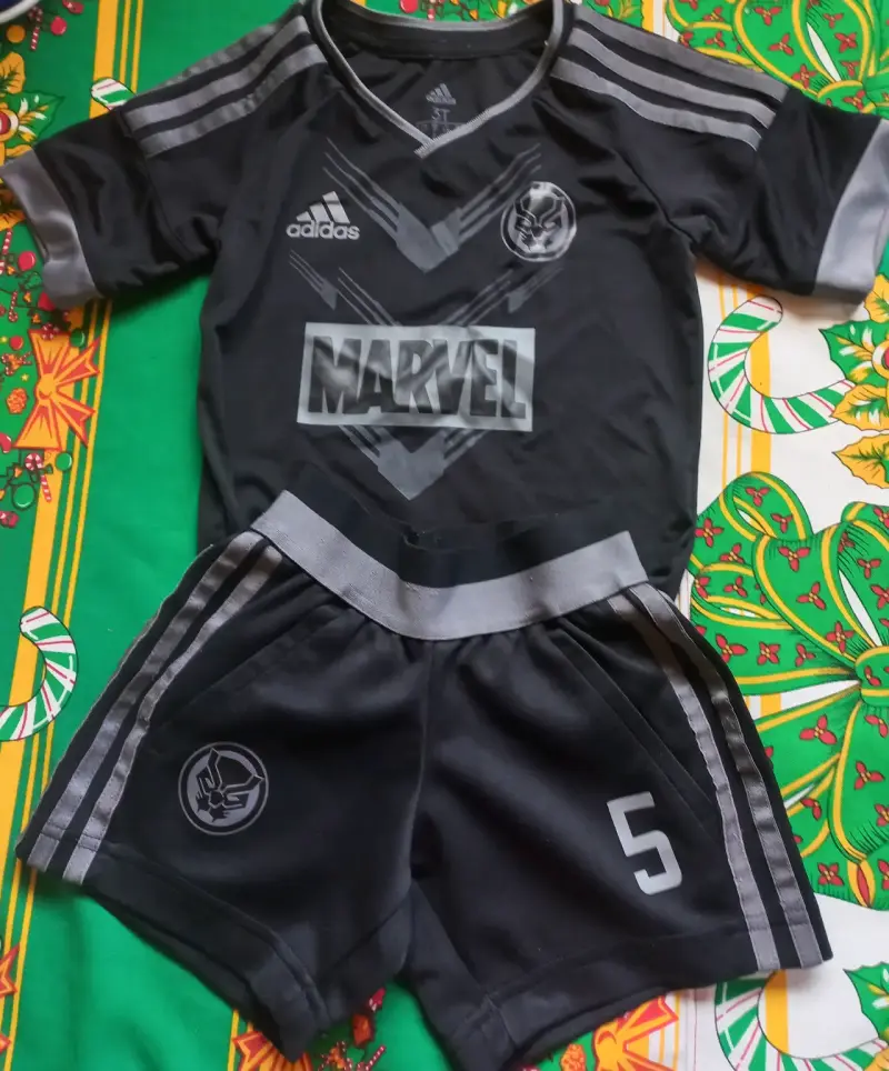 Conjunto deportivo infantil Adidas Marvel negro