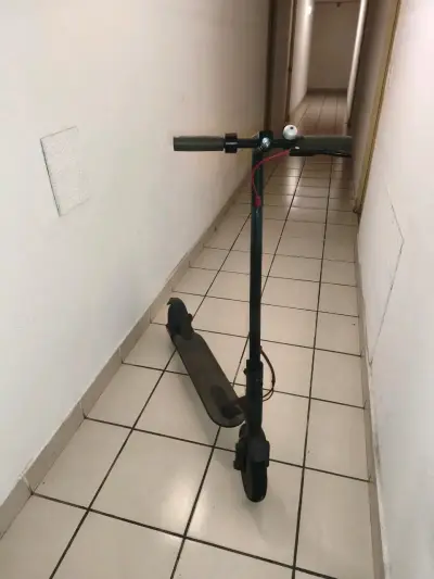 Scooter eléctrico plegable Xiaomi en buen estado - miniatura 1
