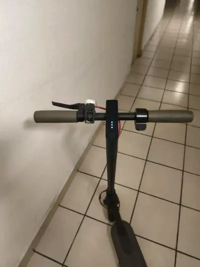 Scooter eléctrico plegable Xiaomi en buen estado - miniatura 3