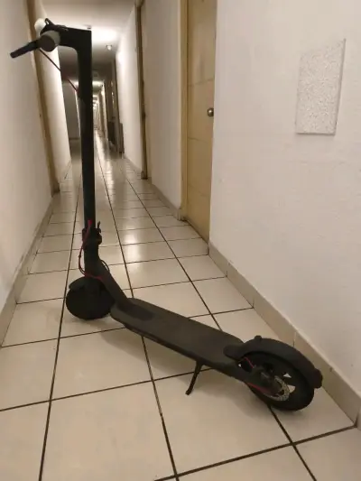 Scooter eléctrico plegable Xiaomi en buen estado - miniatura 4