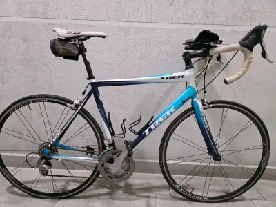Bicicleta de Ruta Trek Madone Azul y Blanca - miniatura 1