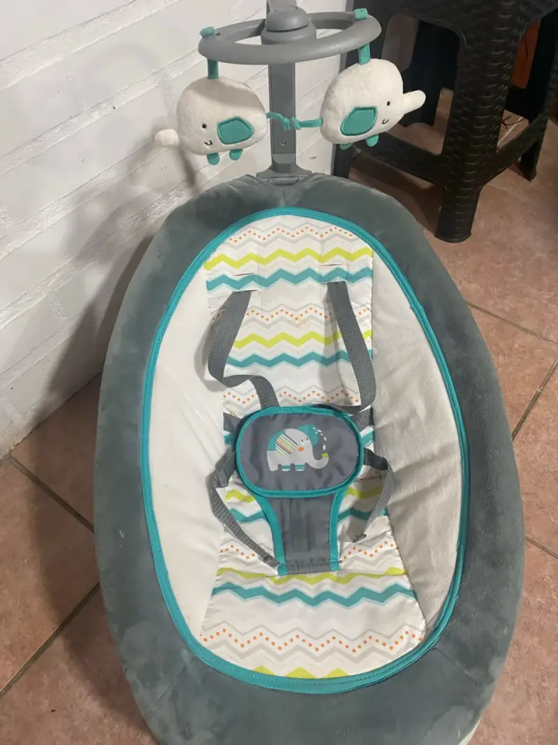 Silla mecedora para bebé con móvil de elefantes - 1