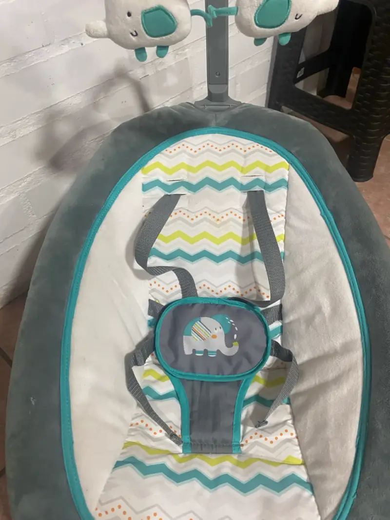 Silla mecedora para bebé con móvil de elefantes - 2
