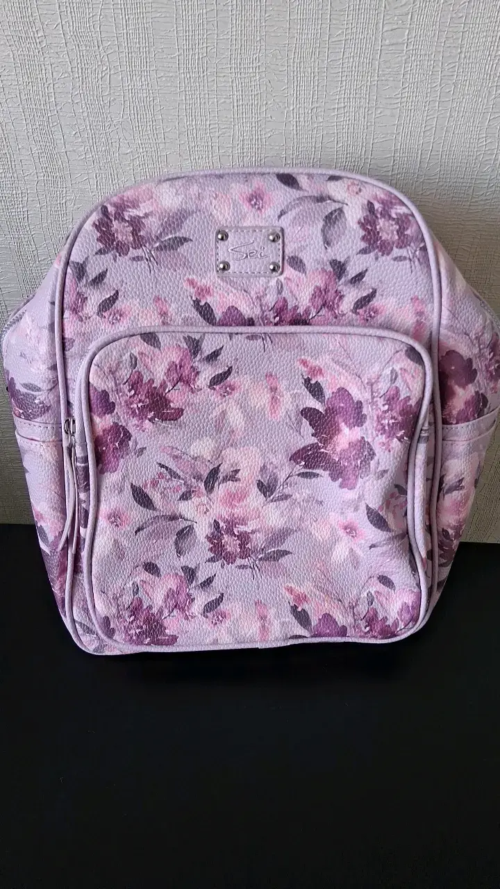 Mochila floral rosada de mujer