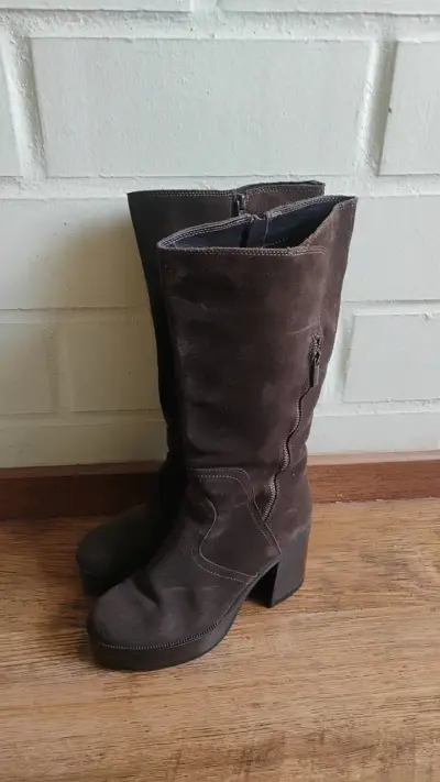 Botas de gamuza marrón con tacón alto - miniatura 1