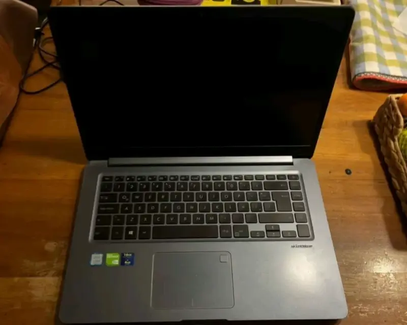 Laptop ASUS con Intel Core i5 y 8GB RAM - 1
