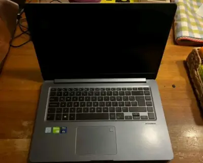 Laptop ASUS con Intel Core i5 y 8GB RAM - miniatura 1