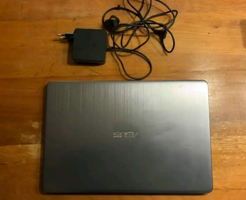 Laptop ASUS con Intel Core i5 y 8GB RAM - 2