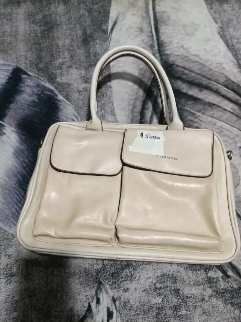 Bolso de cuero beige con bolsillos frontales - 1