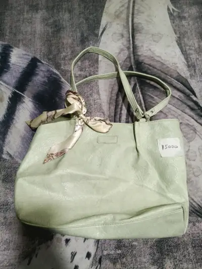 Bolso de cuero beige con bolsillos frontales - miniatura 2