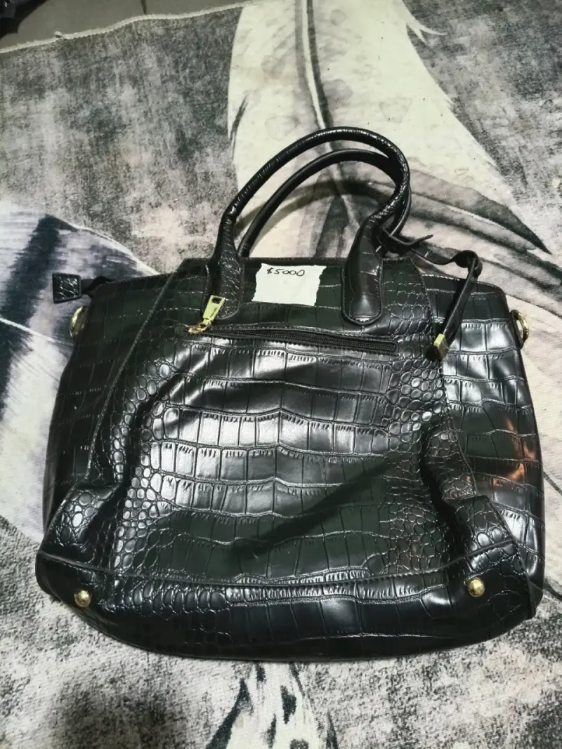 Bolso de cuero beige con bolsillos frontales - 3