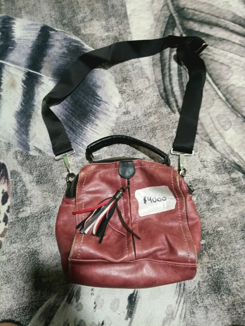 Bolso de cuero beige con bolsillos frontales - 4