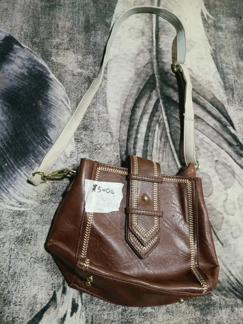 Bolso de cuero beige con bolsillos frontales - 6