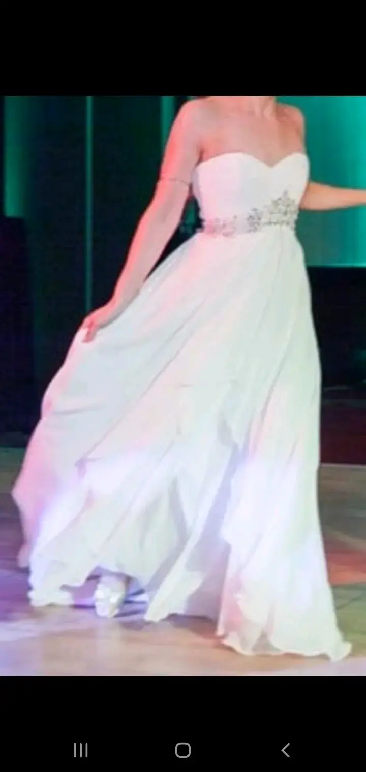 Vestido de novia blanco con detalles brillantes - 1