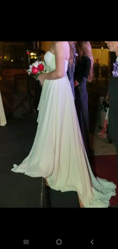 Vestido de novia blanco con detalles brillantes - miniatura 2